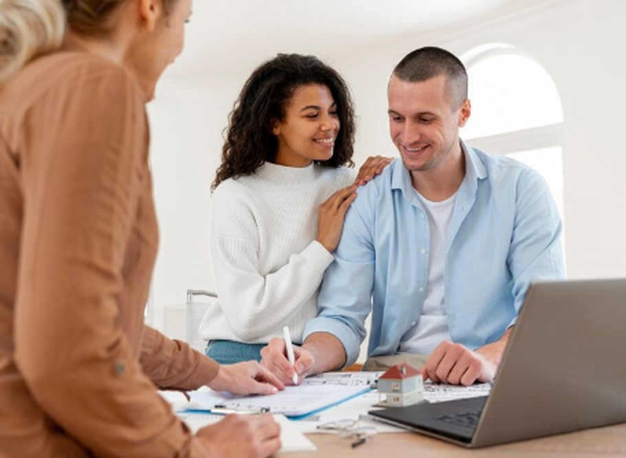 Young couple receiving financial guidance from an advisor, symbolizing accessible opportunities in the New Credit Era in the U.S. for immigrants and first-time borrowers.