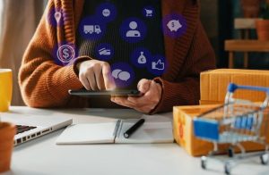 A person using digital tools for online shopping and budgeting represents how inflation continues to shape purchasing power and spending habits in 2025.